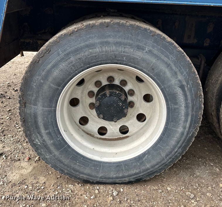 image for item OE9079 2001 Mack RD688S vacuum truck