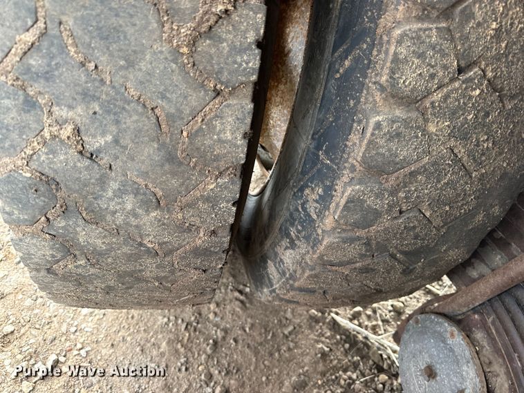 image for item OE9079 2001 Mack RD688S vacuum truck