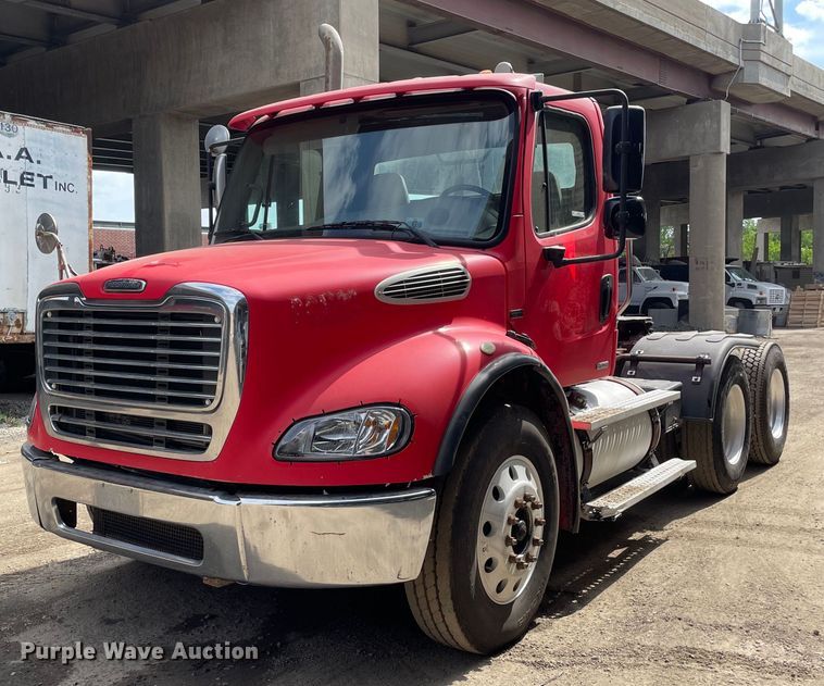 image for item OG9975 2005 Freightliner  M2 Business Class  semi truck