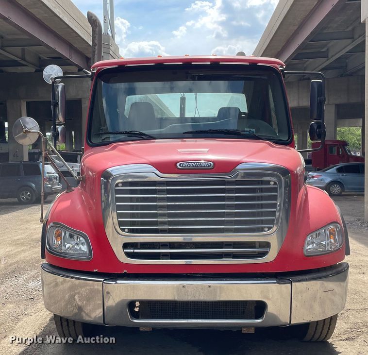 image for item OG9975 2005 Freightliner  M2 Business Class  semi truck