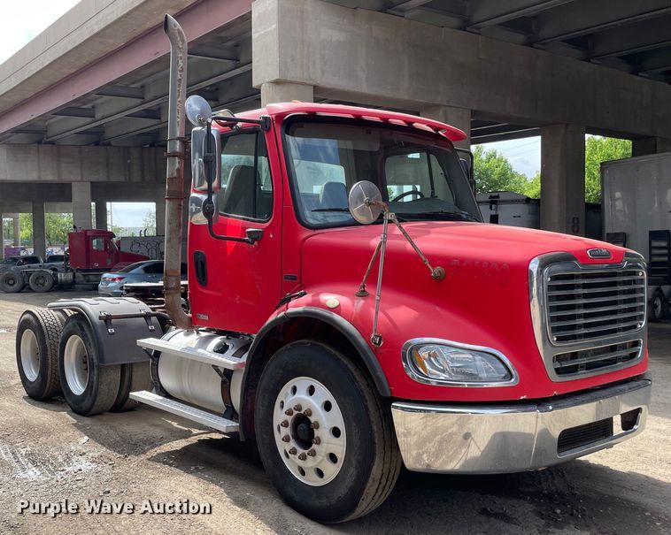 image for item OG9975 2005 Freightliner  M2 Business Class  semi truck