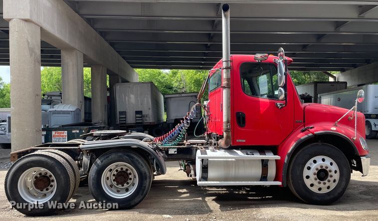 image for item OG9975 2005 Freightliner  M2 Business Class  semi truck