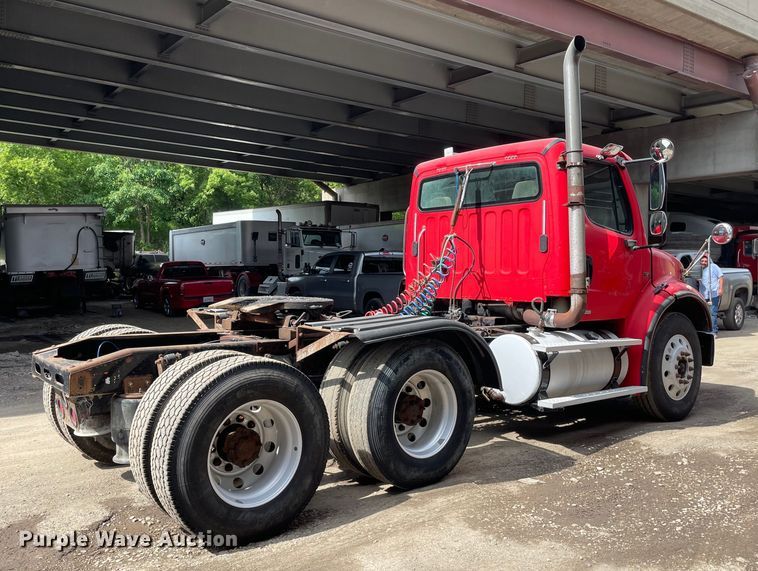 image for item OG9975 2005 Freightliner  M2 Business Class  semi truck