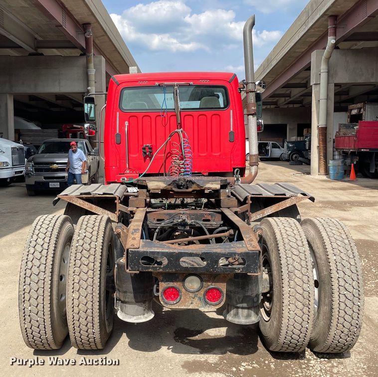 image for item OG9975 2005 Freightliner  M2 Business Class  semi truck