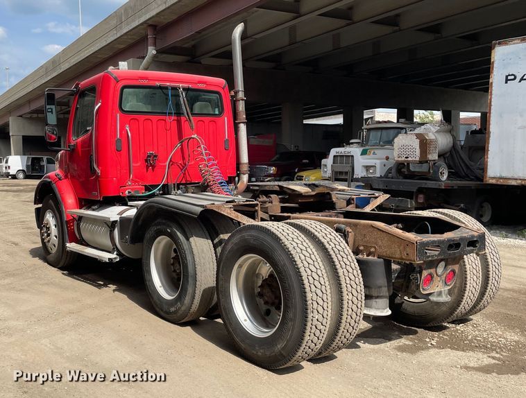 image for item OG9975 2005 Freightliner  M2 Business Class  semi truck