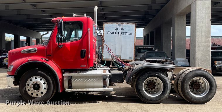 image for item OG9975 2005 Freightliner  M2 Business Class  semi truck