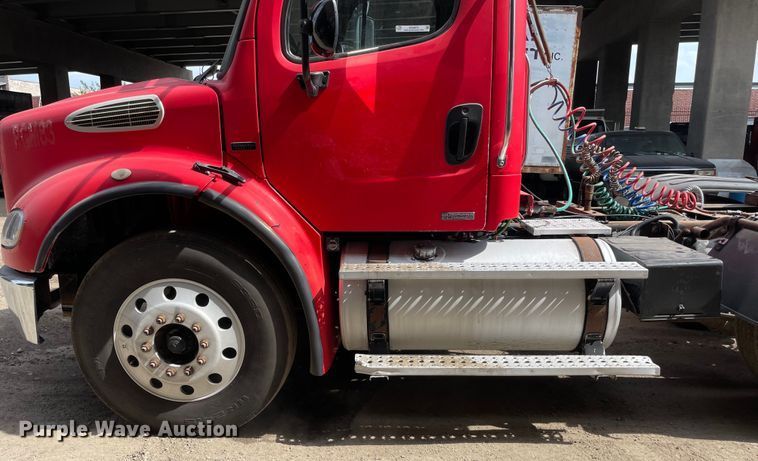 image for item OG9975 2005 Freightliner  M2 Business Class  semi truck