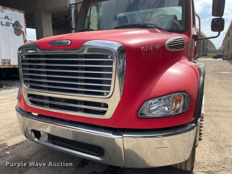 image for item OG9975 2005 Freightliner  M2 Business Class  semi truck