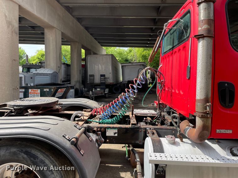 image for item OG9975 2005 Freightliner  M2 Business Class  semi truck