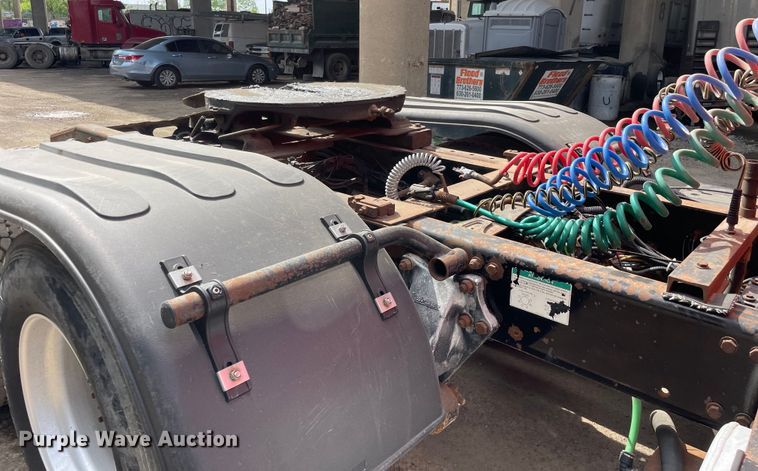 image for item OG9975 2005 Freightliner  M2 Business Class  semi truck