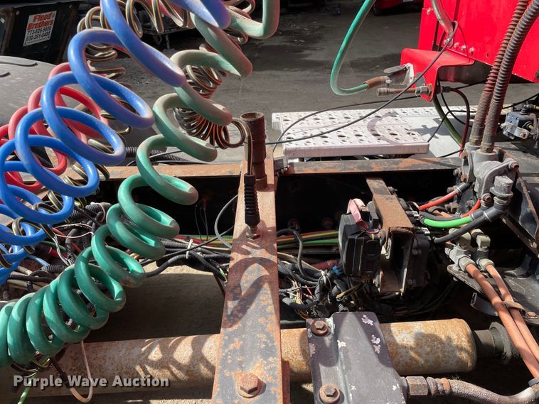 image for item OG9975 2005 Freightliner  M2 Business Class  semi truck