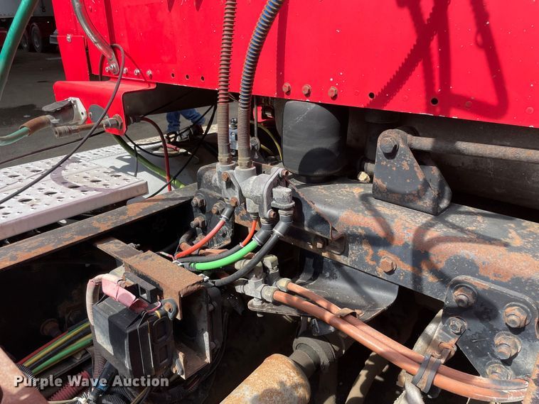 image for item OG9975 2005 Freightliner  M2 Business Class  semi truck