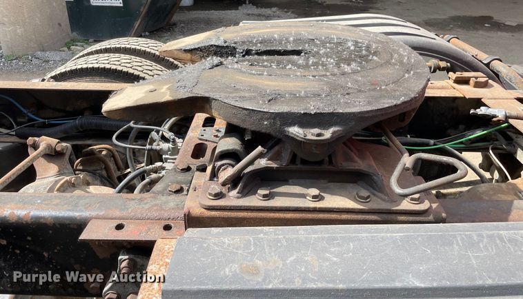 image for item OG9975 2005 Freightliner  M2 Business Class  semi truck