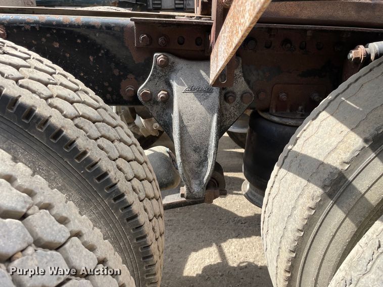 image for item OG9975 2005 Freightliner  M2 Business Class  semi truck