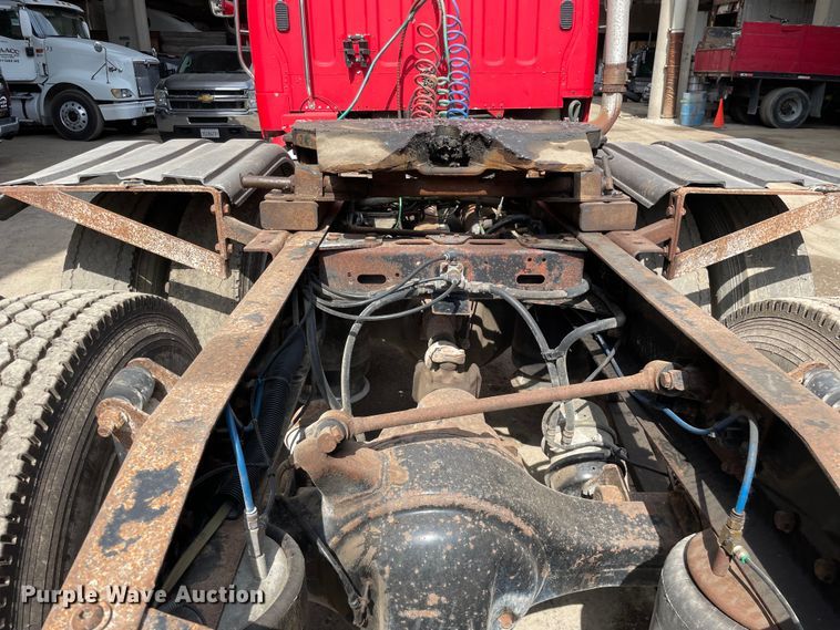 image for item OG9975 2005 Freightliner  M2 Business Class  semi truck