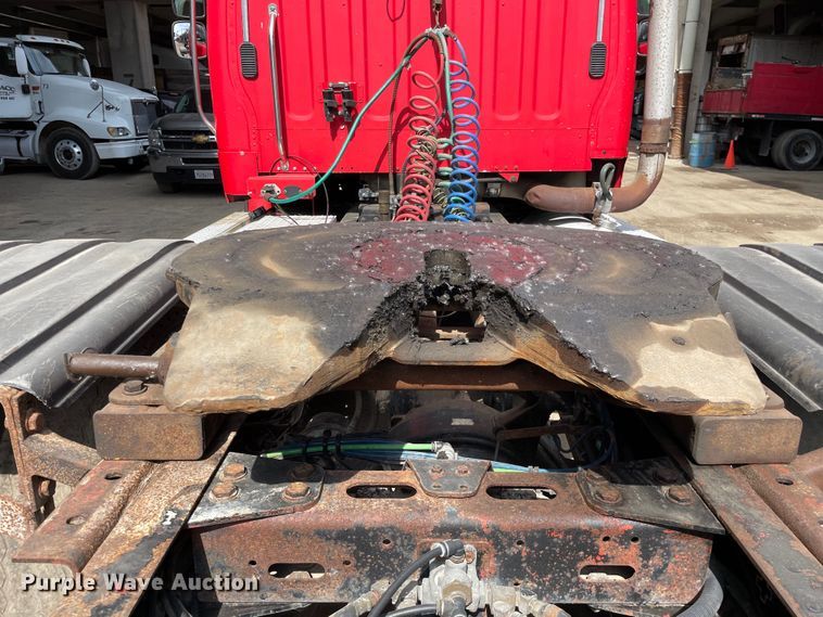 image for item OG9975 2005 Freightliner  M2 Business Class  semi truck