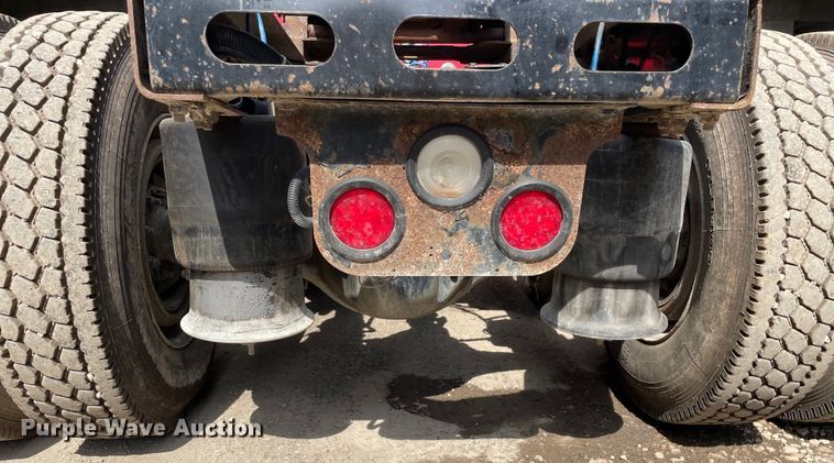 image for item OG9975 2005 Freightliner  M2 Business Class  semi truck