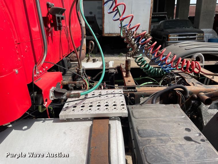 image for item OG9975 2005 Freightliner  M2 Business Class  semi truck