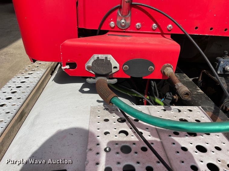 image for item OG9975 2005 Freightliner  M2 Business Class  semi truck