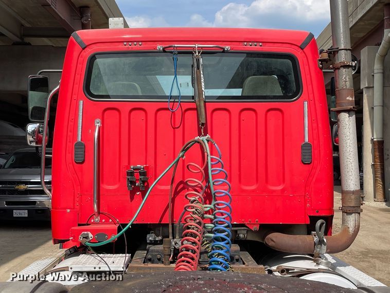 image for item OG9975 2005 Freightliner  M2 Business Class  semi truck