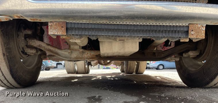 image for item OG9975 2005 Freightliner  M2 Business Class  semi truck