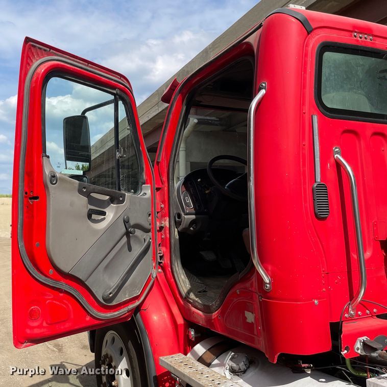 image for item OG9975 2005 Freightliner  M2 Business Class  semi truck