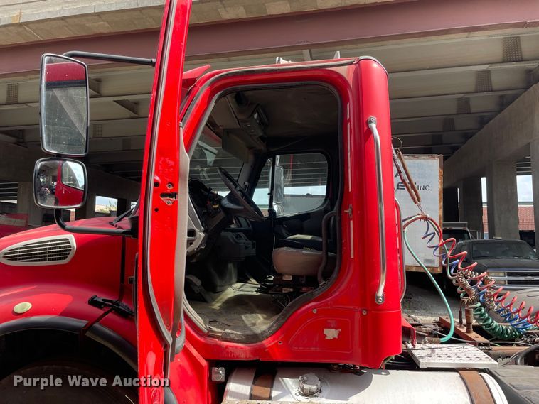 image for item OG9975 2005 Freightliner  M2 Business Class  semi truck