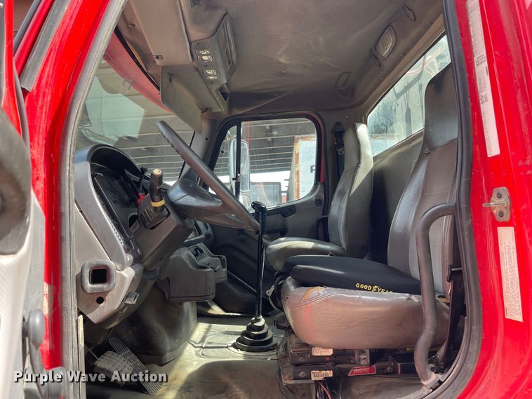 image for item OG9975 2005 Freightliner  M2 Business Class  semi truck