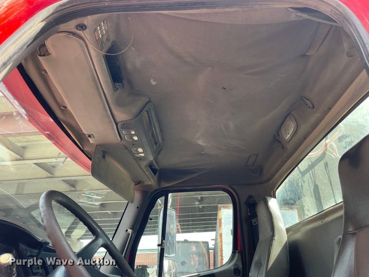 image for item OG9975 2005 Freightliner  M2 Business Class  semi truck