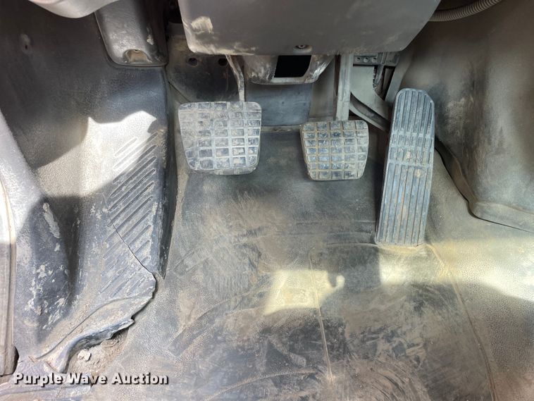 image for item OG9975 2005 Freightliner  M2 Business Class  semi truck