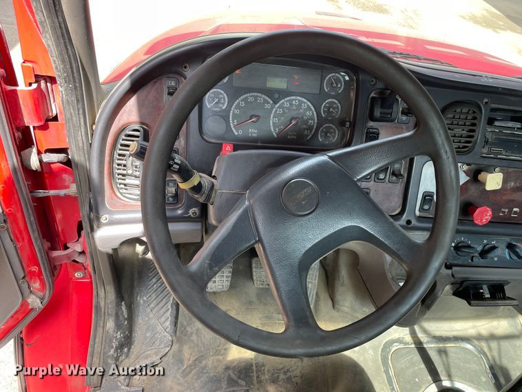 image for item OG9975 2005 Freightliner  M2 Business Class  semi truck