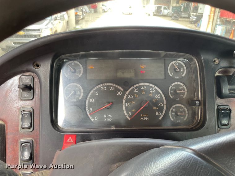 image for item OG9975 2005 Freightliner  M2 Business Class  semi truck