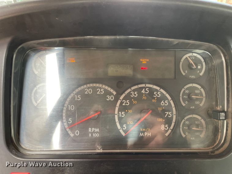 image for item OG9975 2005 Freightliner  M2 Business Class  semi truck