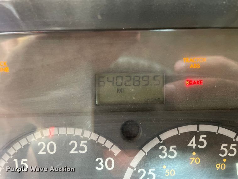 image for item OG9975 2005 Freightliner  M2 Business Class  semi truck