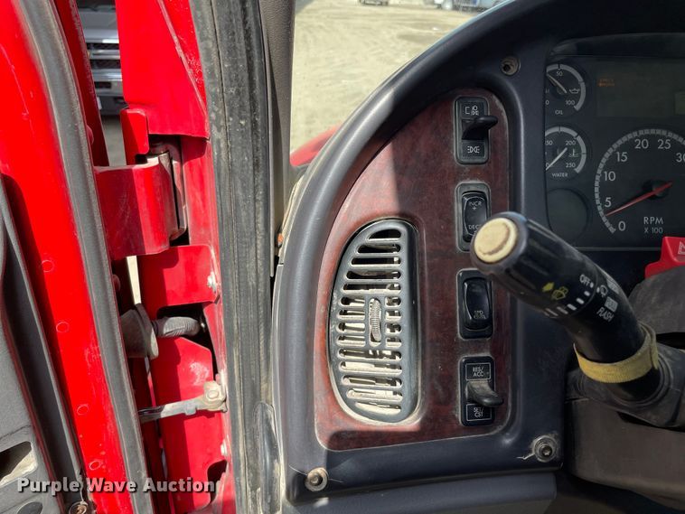 image for item OG9975 2005 Freightliner  M2 Business Class  semi truck