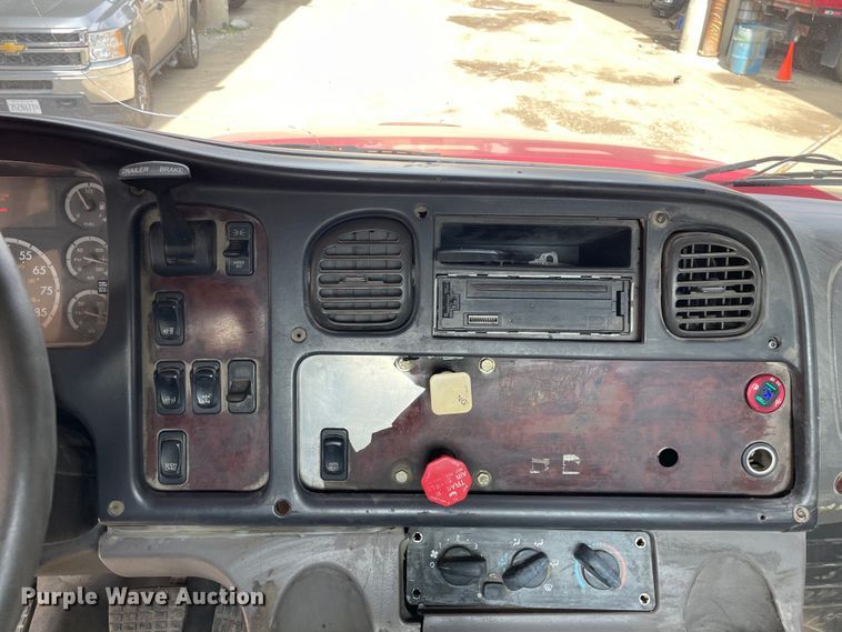 image for item OG9975 2005 Freightliner  M2 Business Class  semi truck