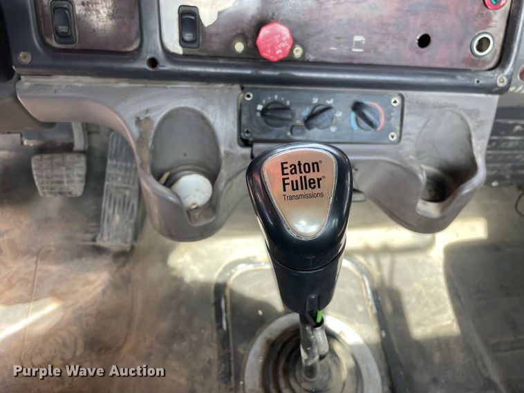 image for item OG9975 2005 Freightliner  M2 Business Class  semi truck