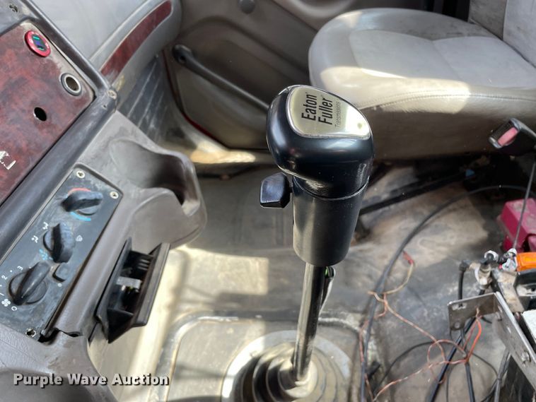 image for item OG9975 2005 Freightliner  M2 Business Class  semi truck