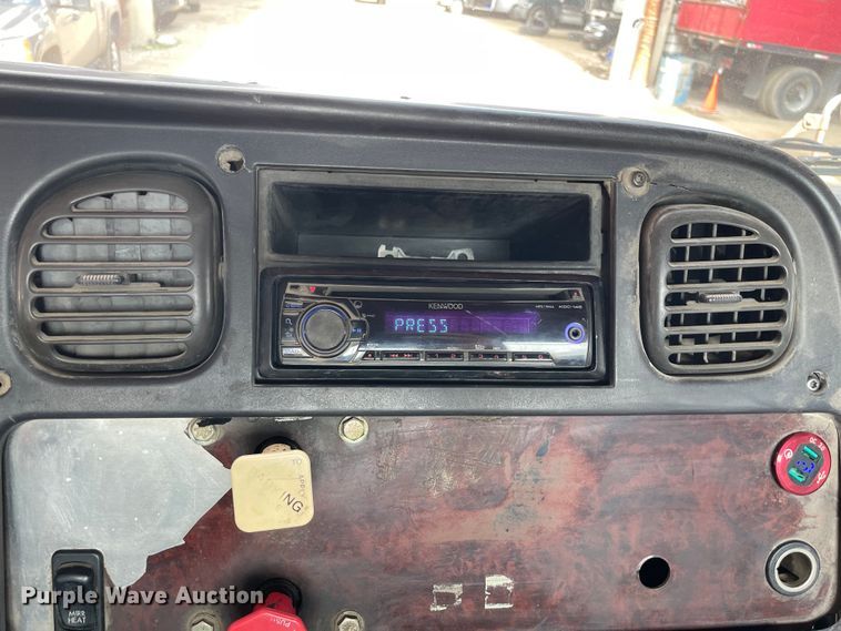 image for item OG9975 2005 Freightliner  M2 Business Class  semi truck