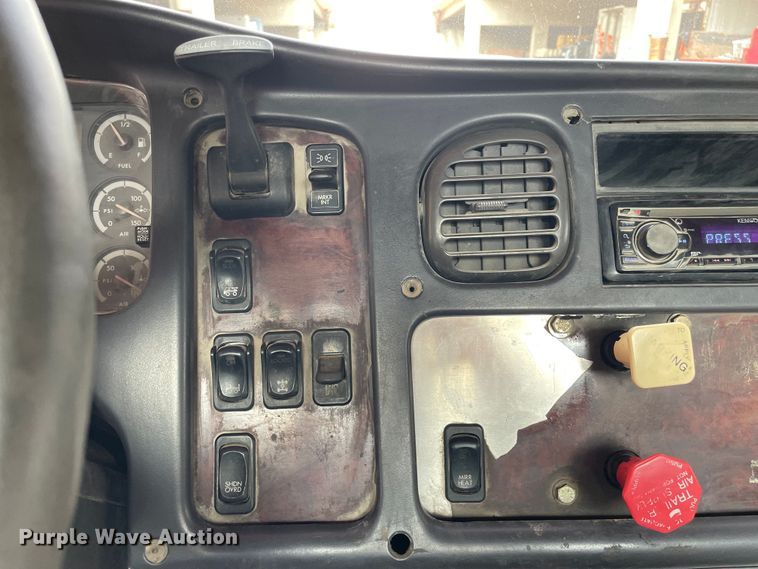 image for item OG9975 2005 Freightliner  M2 Business Class  semi truck