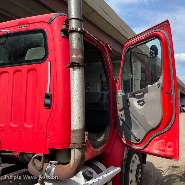 image for item OG9975 2005 Freightliner  M2 Business Class  semi truck