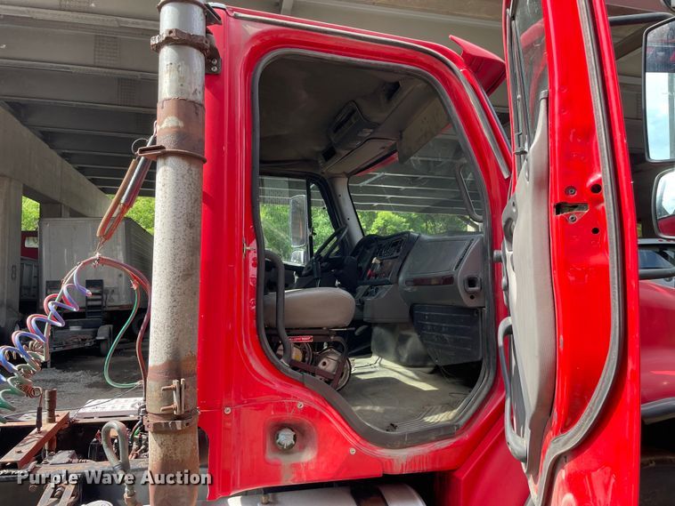 image for item OG9975 2005 Freightliner  M2 Business Class  semi truck