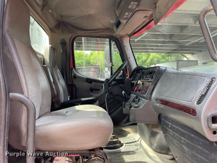 image for item OG9975 2005 Freightliner  M2 Business Class  semi truck