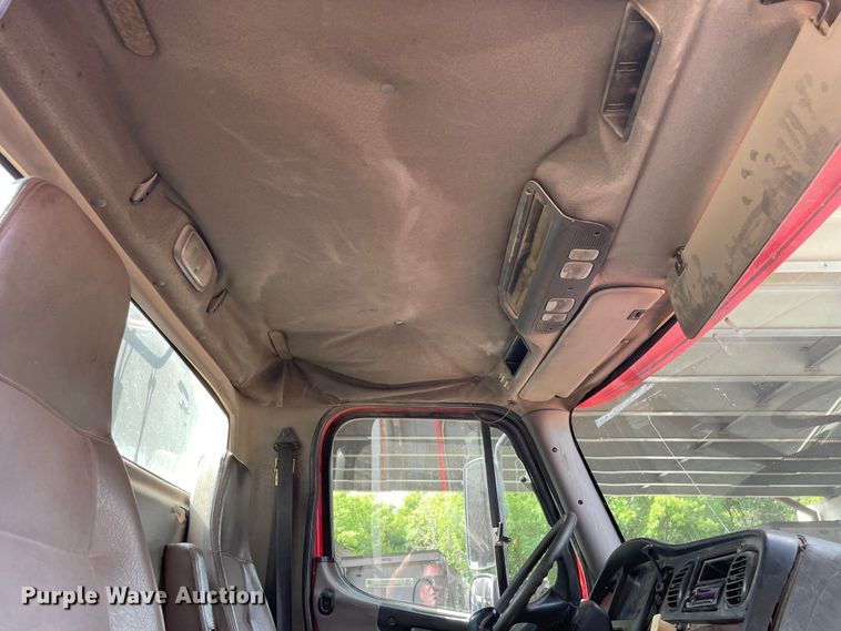 image for item OG9975 2005 Freightliner  M2 Business Class  semi truck