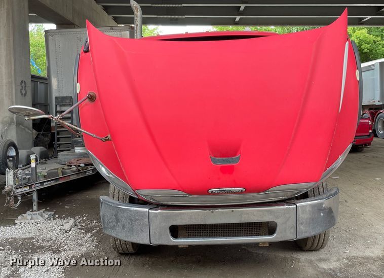 image for item OG9975 2005 Freightliner  M2 Business Class  semi truck