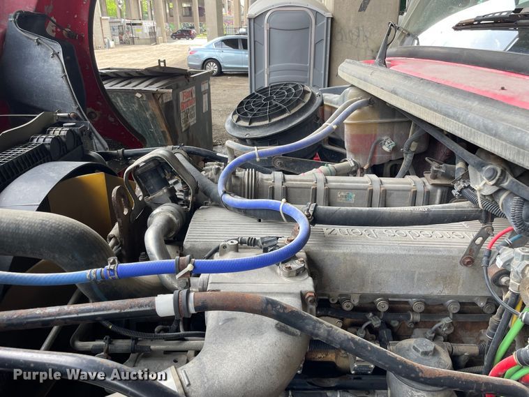 image for item OG9975 2005 Freightliner  M2 Business Class  semi truck