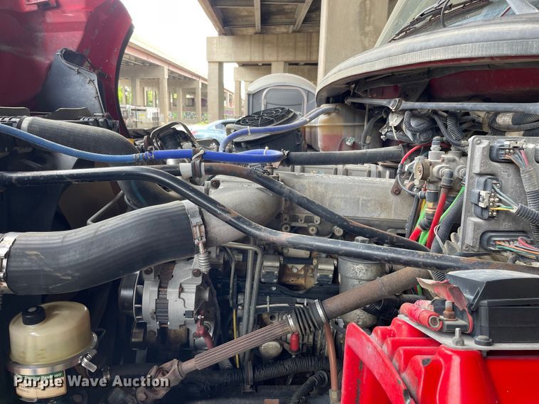 image for item OG9975 2005 Freightliner  M2 Business Class  semi truck