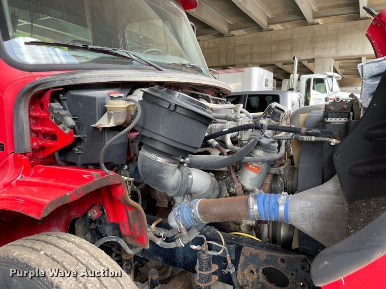 image for item OG9975 2005 Freightliner  M2 Business Class  semi truck