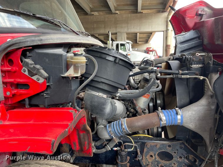 image for item OG9975 2005 Freightliner  M2 Business Class  semi truck