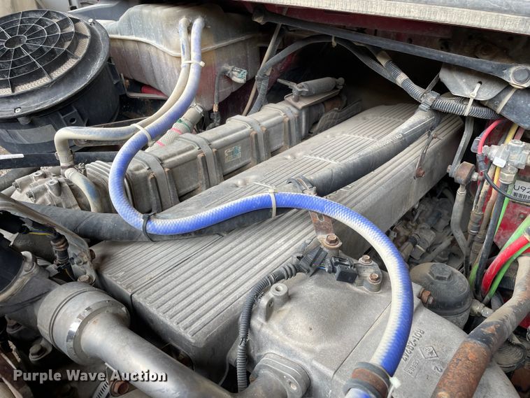 image for item OG9975 2005 Freightliner  M2 Business Class  semi truck